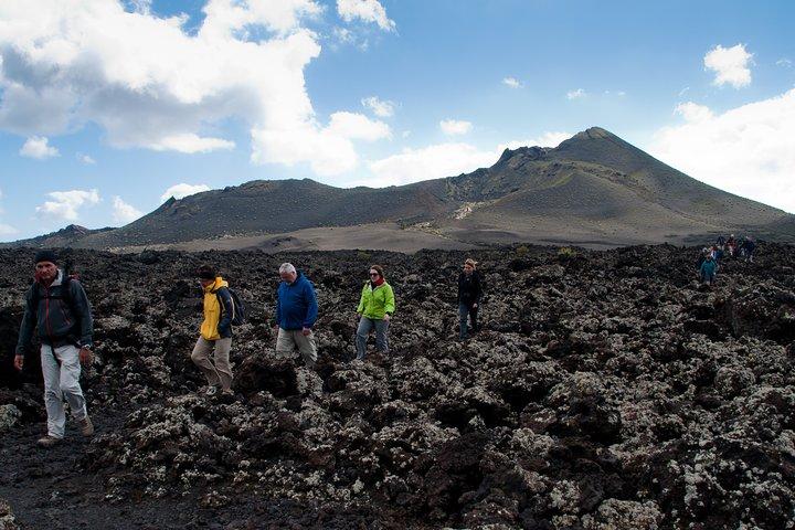 ロス火山自然公園でのガイド付きハイキング。