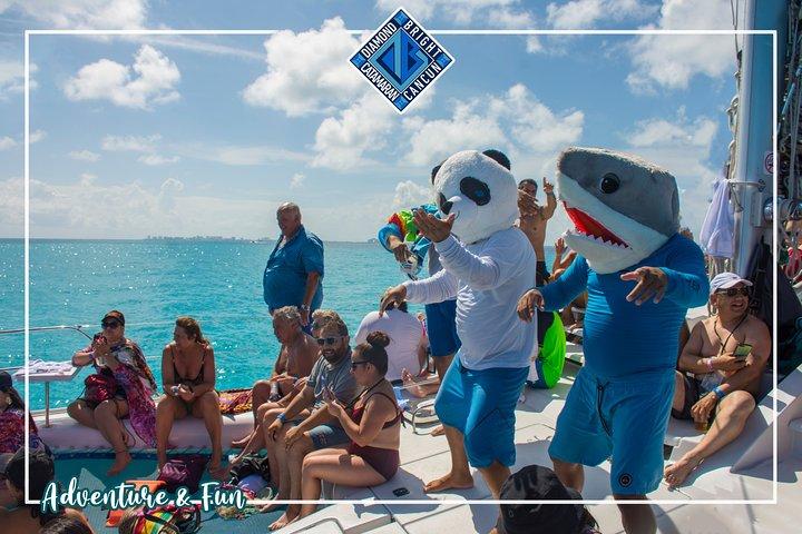 Passeio de catamarã de luxo para isla mujeres com transporte de Tulum