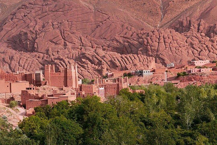 "Da Ouarzazate a Marrakech: il tuo comodo trasferimento privato"