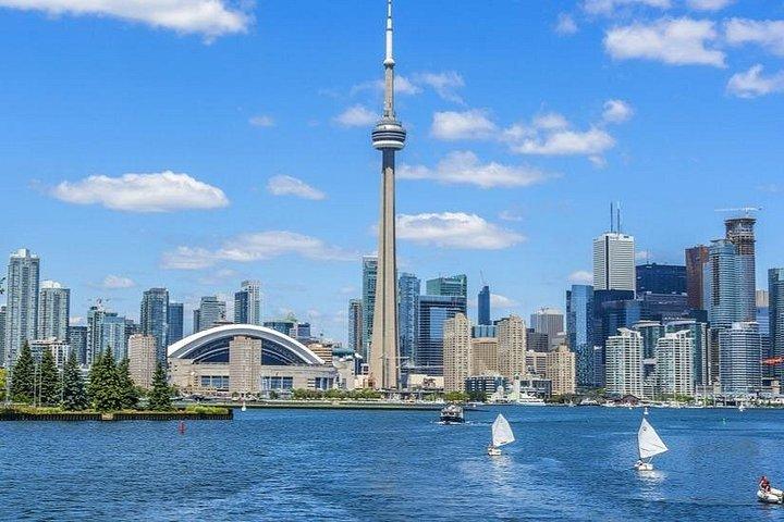 プライベート送迎：高級SUVでピアソン空港YYZからトロントへ