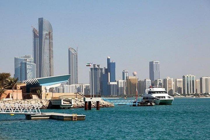 プライベート送迎：高級SUVでドバイ空港DXBからアブダビへ