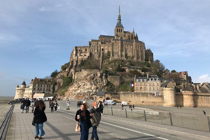 パリからの高級車でのモンサンミッシェルプライベート日帰り旅行