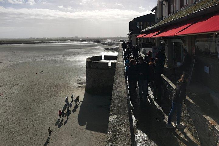 パリからの高級車でのモンサンミッシェルプライベート日帰り旅行