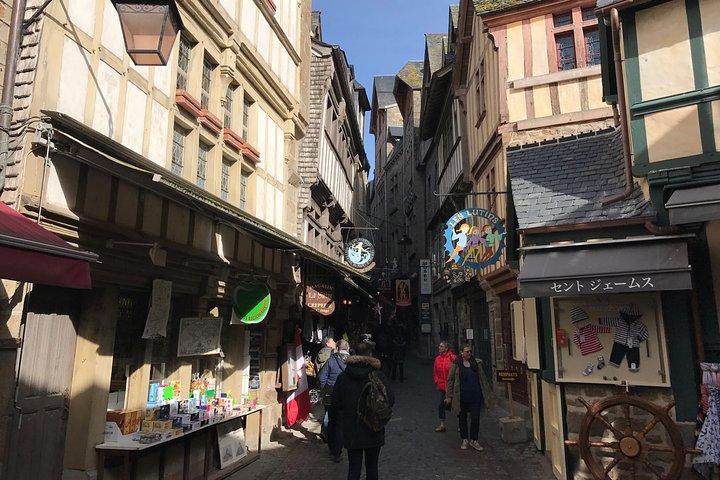 パリからの高級車でのモンサンミッシェルプライベート日帰り旅行