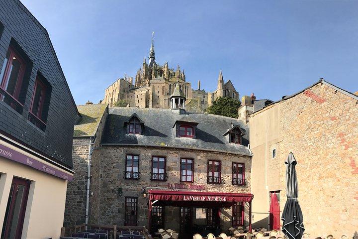 パリからの高級車でのモンサンミッシェルプライベート日帰り旅行