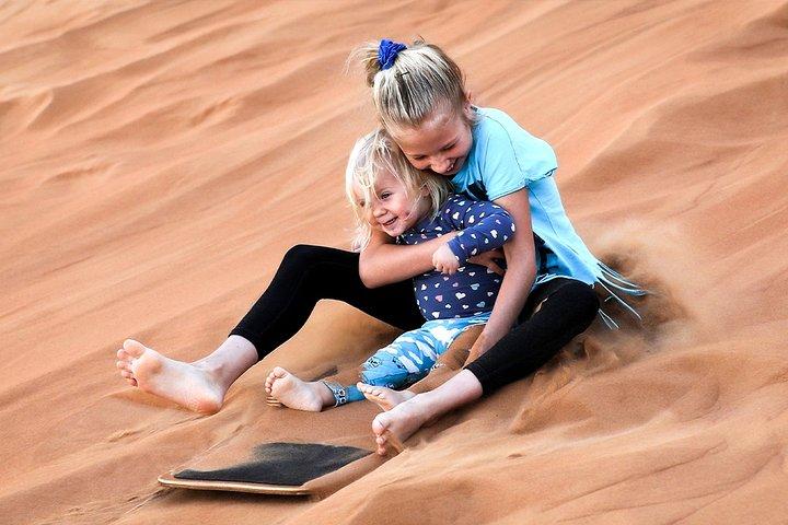 Abu Dhabi : Morgendliche Wüstensafari mit Kamelen und Sandboarding