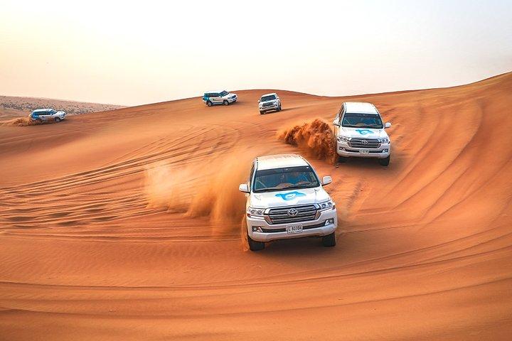 Abu Dhabi : Morgendliche Wüstensafari mit Kamelen und Sandboarding