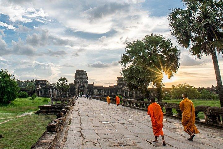 5-day Siem Reap deep into Angkor temples & Floating village