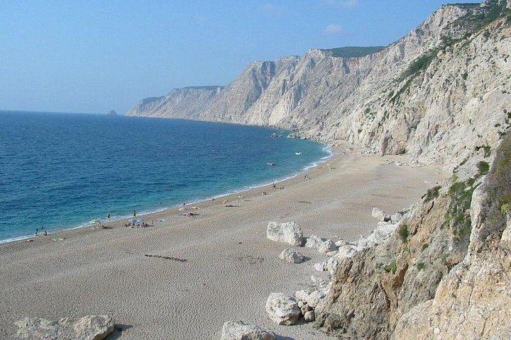昼食とワインでケファロニア島の海岸に沿ってクルーズ
