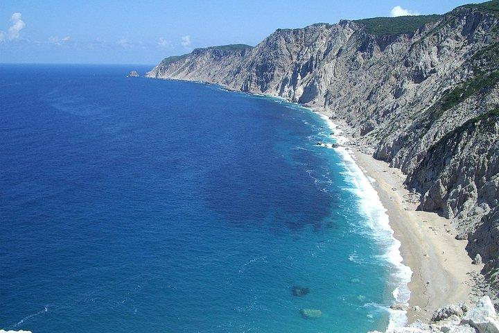 昼食とワインでケファロニア島の海岸に沿ってクルーズ