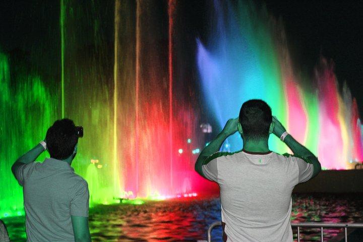Magic Fountains Park & Bohemian Barranco bei Nacht (Kleine Gruppe)