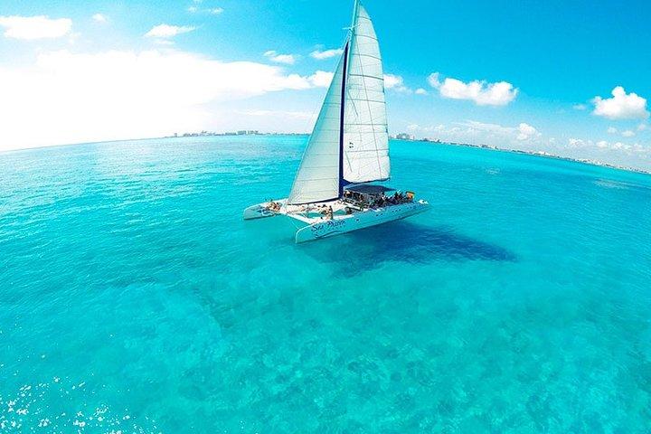 ¡Viaje en un catamarán a Isla Mujeres con todo incluido al mejor precio!
