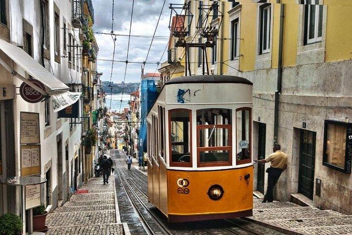4.5時間の電動トゥクトゥクでの7コリナスとベレンへのプライベートガイド付きツアー。