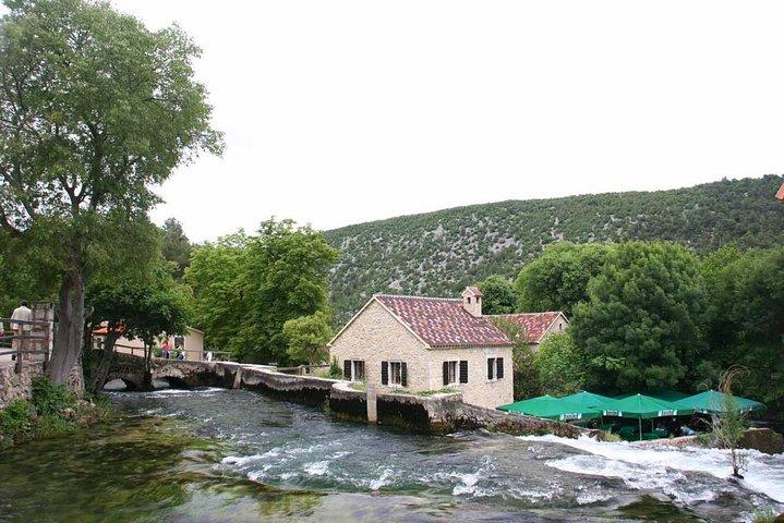 Fuggi dalle magiche cascate di Krka in un tour privato di un'intera giornata