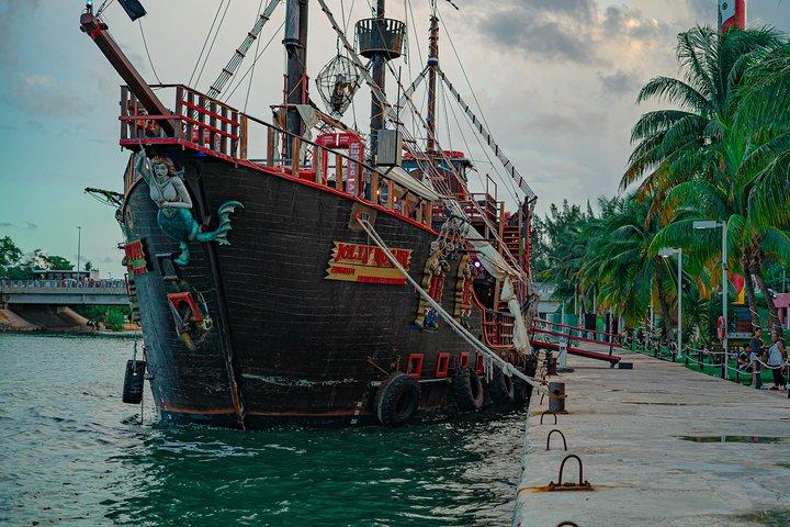 Incrível combinação de aventura a cavalo e quadriciclo com show de piratas e jantar