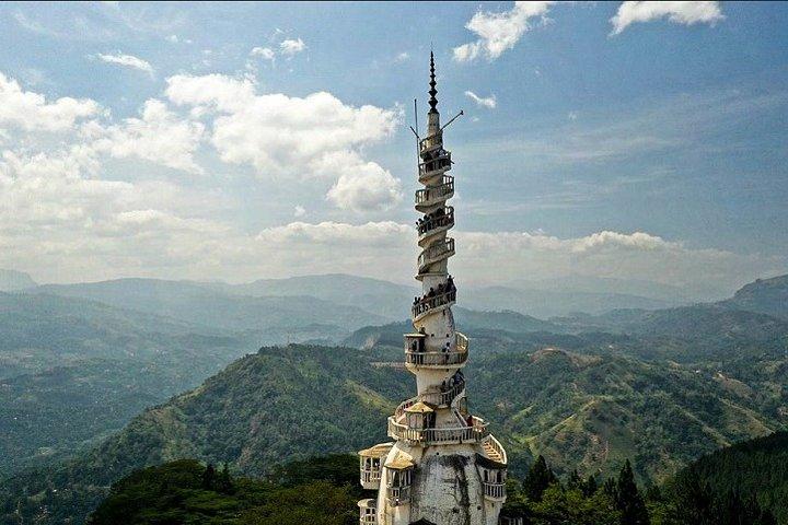 Beklim de torenhoge toren in Ambuluwawa vanuit Kandy