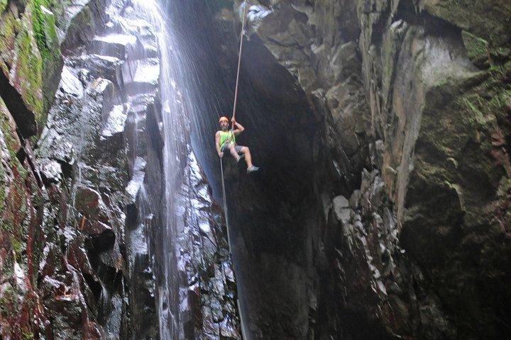 Aventure en rappel de tyrolienne et de cascade d'une journée près de San Juan