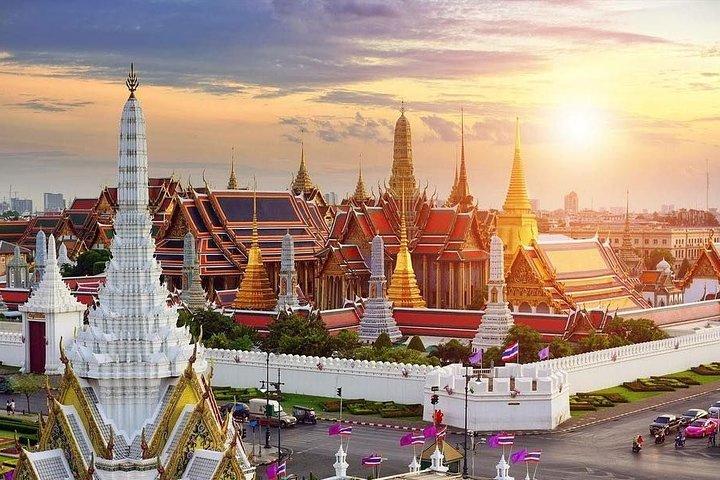 バンコクからバンコク空港BKKへのビジネスカーでの出発プライベートトランスファー