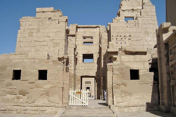 ハブ寺院、王妃の谷、ディールエルマディーナへのプライベートガイドツアー