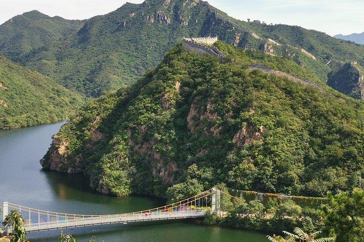 ランチ付きのレイクサイドビュー黄花城長城へのオールインクルーシブの乗り継ぎツアー