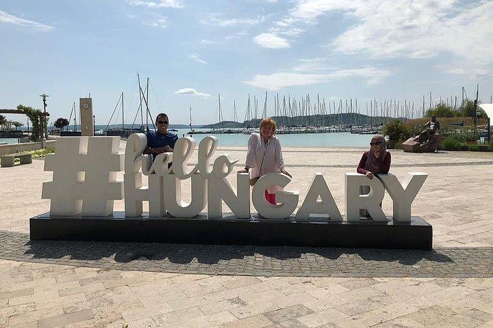 Privat heldagstur med Balatonsjön med lunch och vinprovning och med färjetur