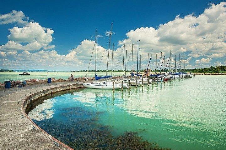 ランチとワインの試飲、フェリーでのバラトン湖プライベート 1 日ツアー
