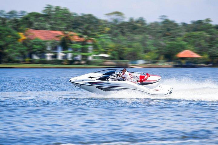 ボルゴダ湖からのジェットボートアドベンチャー