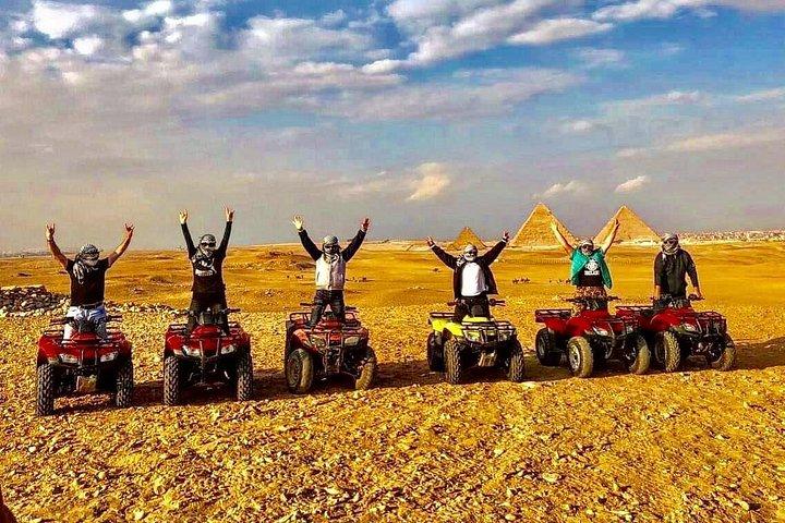 ギザピラミッドの砂漠を巡るクワッドバイクATV