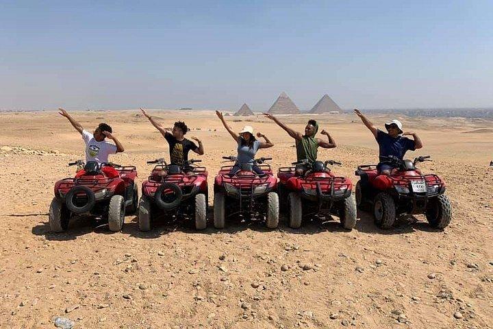 ギザピラミッドの砂漠を巡るクワッドバイクATV