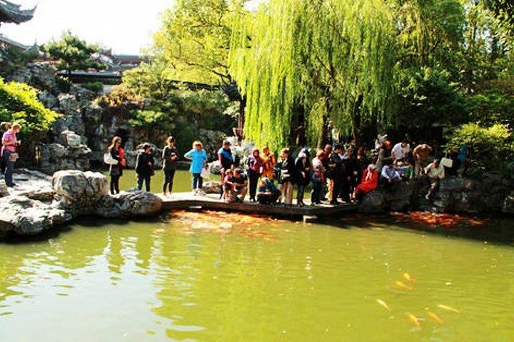 屋台の食べ物と餃子の試飲を伴うプライベートな柔軟な上海乗り継ぎツアー