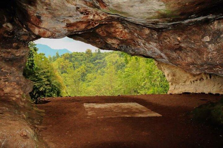 Explore a caverna Belilena no Monte Lavinia