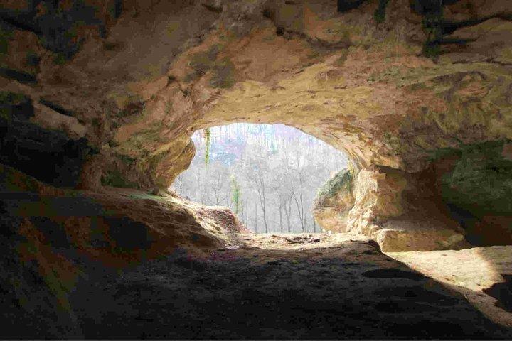 Explore a caverna Belilena no Monte Lavinia