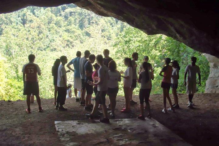 Explore a caverna Belilena no Monte Lavinia