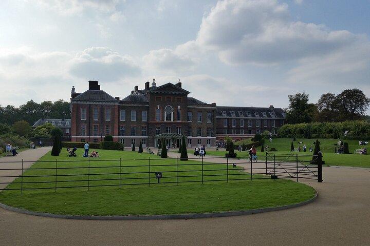 Hyde Park and Kensington Gardens: A Self-Guided Audio Tour