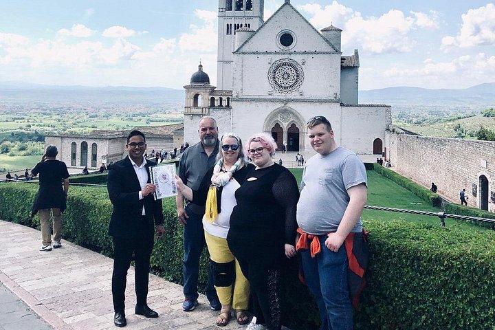 ローマからのグルメランチとワインの終日アッシジタウン