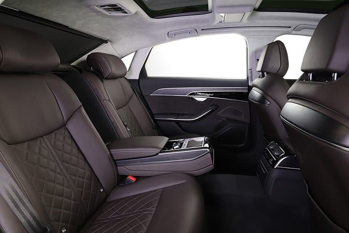 Private sightseeing tour in Hamburg with premium limousines