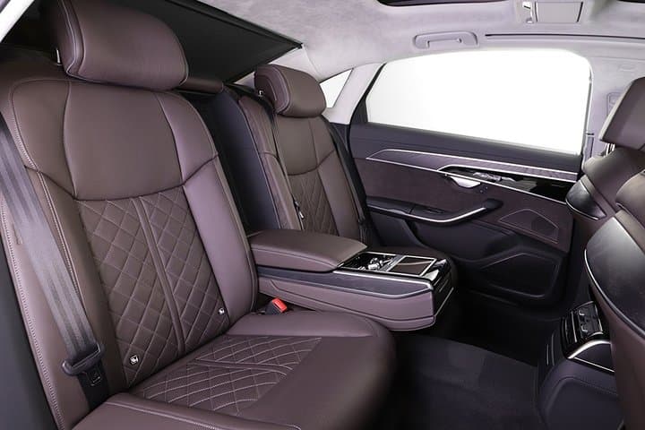 Private sightseeing tour in Hamburg with premium limousines