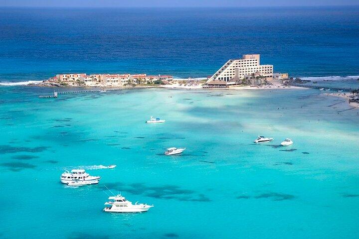 プエルトモレロスのイスラムヘーレスカタマラン豪華セーリング体験
