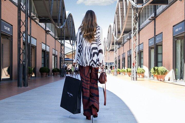 プライベート 1 日ショッピング ツアー : The Mall GUCCI と Spaces PRADA アウトレット