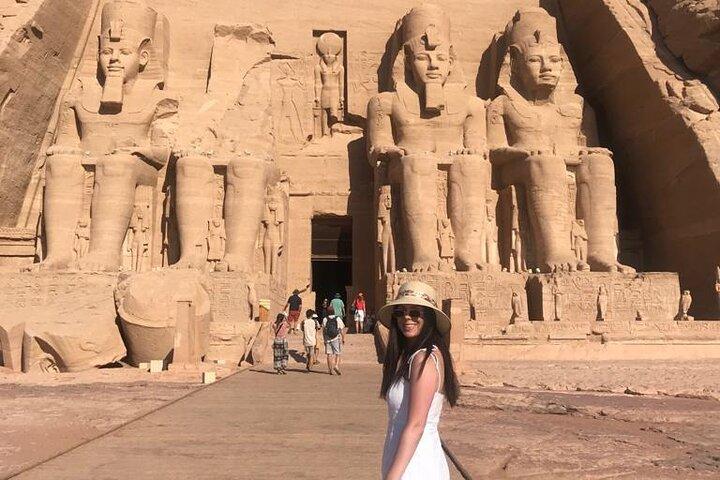 Tour privato di un giorno ai templi di Abu Simbel e al villaggio nubiano da Assuan