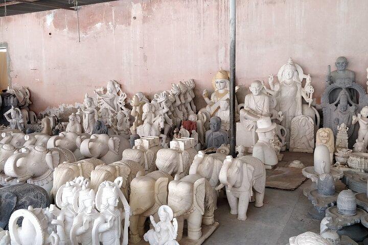 手工芸品のエンポリアムへの訪問でジャイプールの象徴的な砦