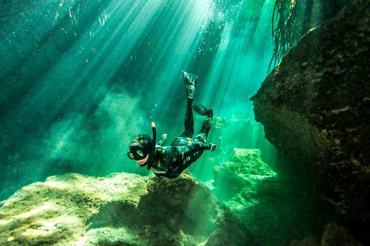 Fridykningsintro för nybörjare i en cenote i Tulum, Mexiko