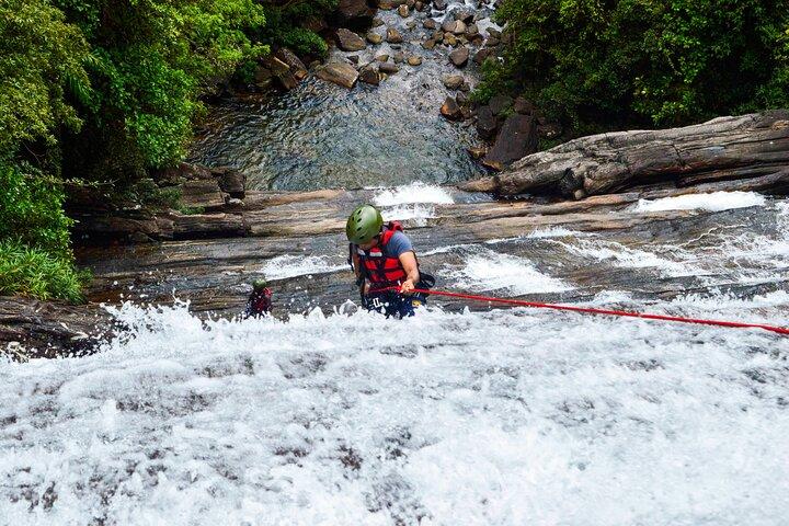 Canyoning en abseilen gecombineerd avontuurpakket vanuit Kitulgala