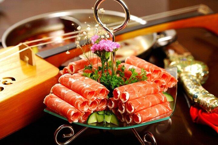 素晴らしい上海の常夜灯で鍋料理を体験
