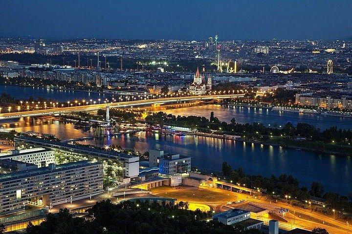ブダペストからウィーンへのホテルの送迎付きのプライベート終日ツアー