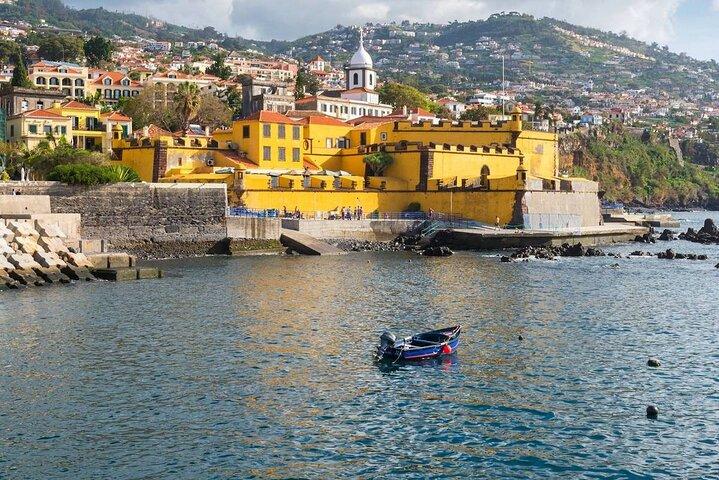Recorrido privado a pie por lo mejor de Funchal con degustación de especialidades locales