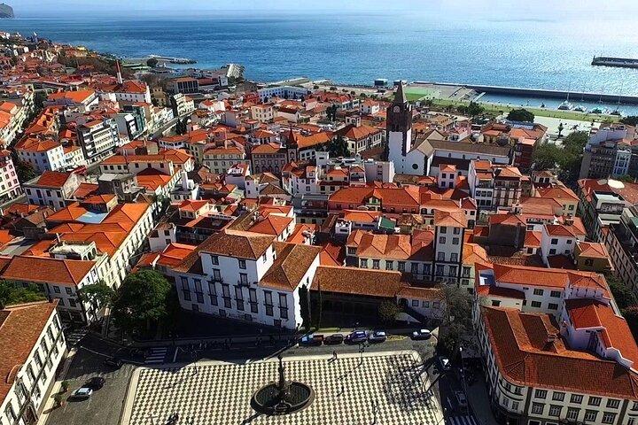 Il meglio del tour privato a piedi di Funchal con degustazione di specialità locali