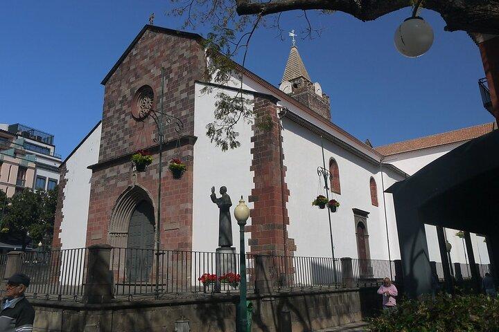 Recorrido privado a pie por lo mejor de Funchal con degustación de especialidades locales