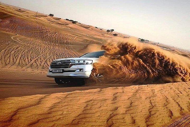Dubai Camel Riding Sandboarding e Dune Bashing Experience