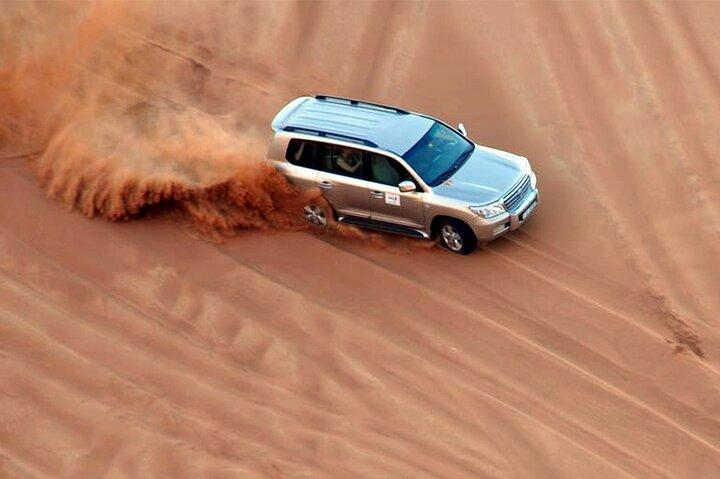 Dubai Camel Riding Sandboarding e Dune Bashing Experience